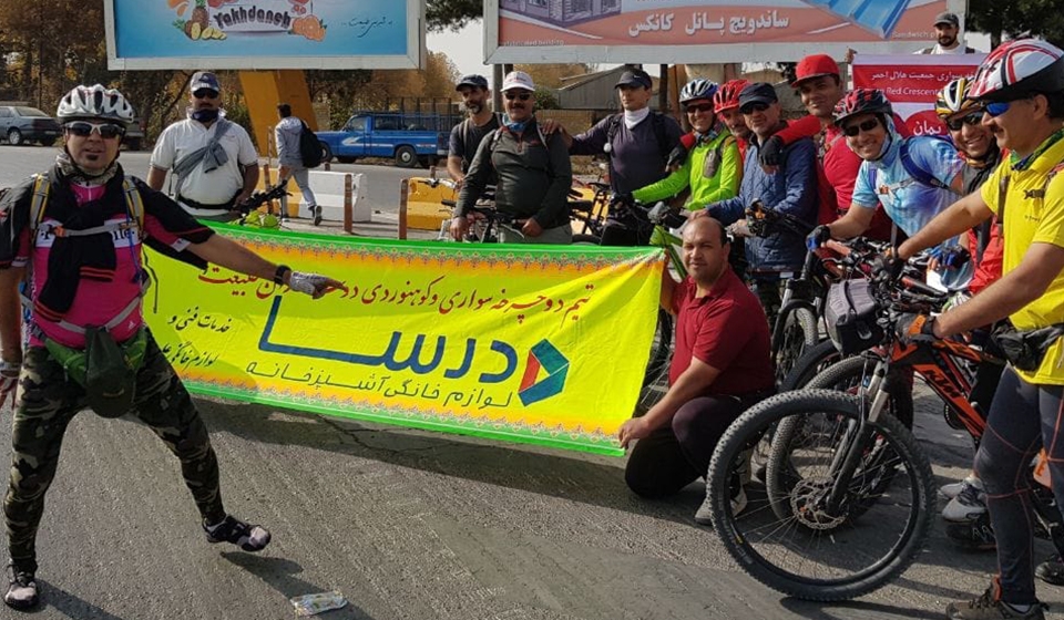 گروه دوچرخه سواری وکوه نوردی فریمان درحال تبلیغ درسا لوازم خانگی